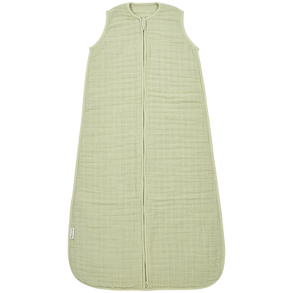 Närbild på matchagrön sovpåse i mjuk muslin för lugn och säker natt. Framifrån