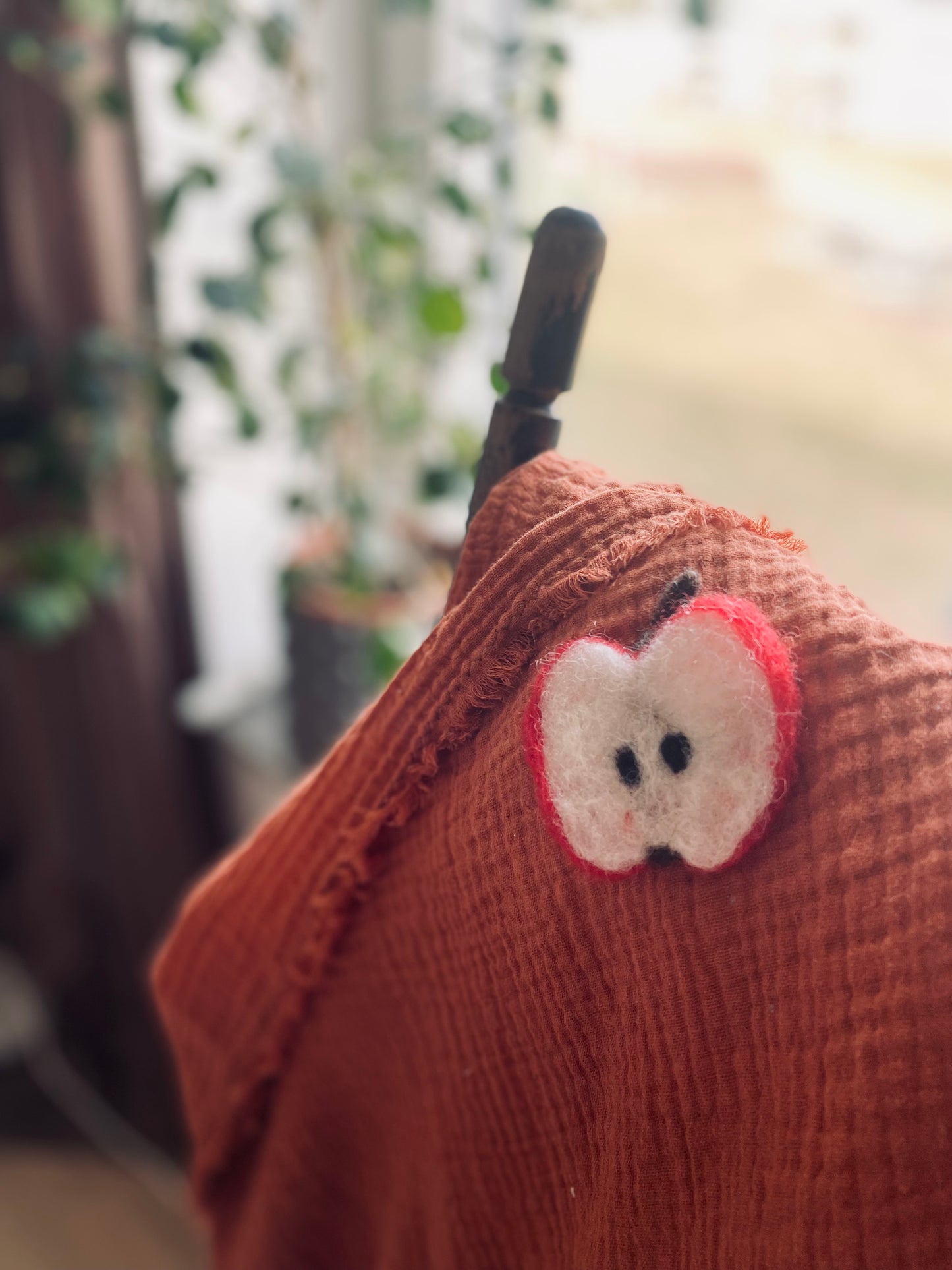 Filt i muslin – mångsidig och lätt babyfilt för nyfödd. motiv av ett äpple
