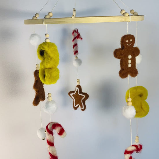 Julpynt i barnkammaren! Gör det juligt i babyrummet och häng upp denna goda och söta babymobilen över bebissäng, eller ge bort som julklapp på julafton