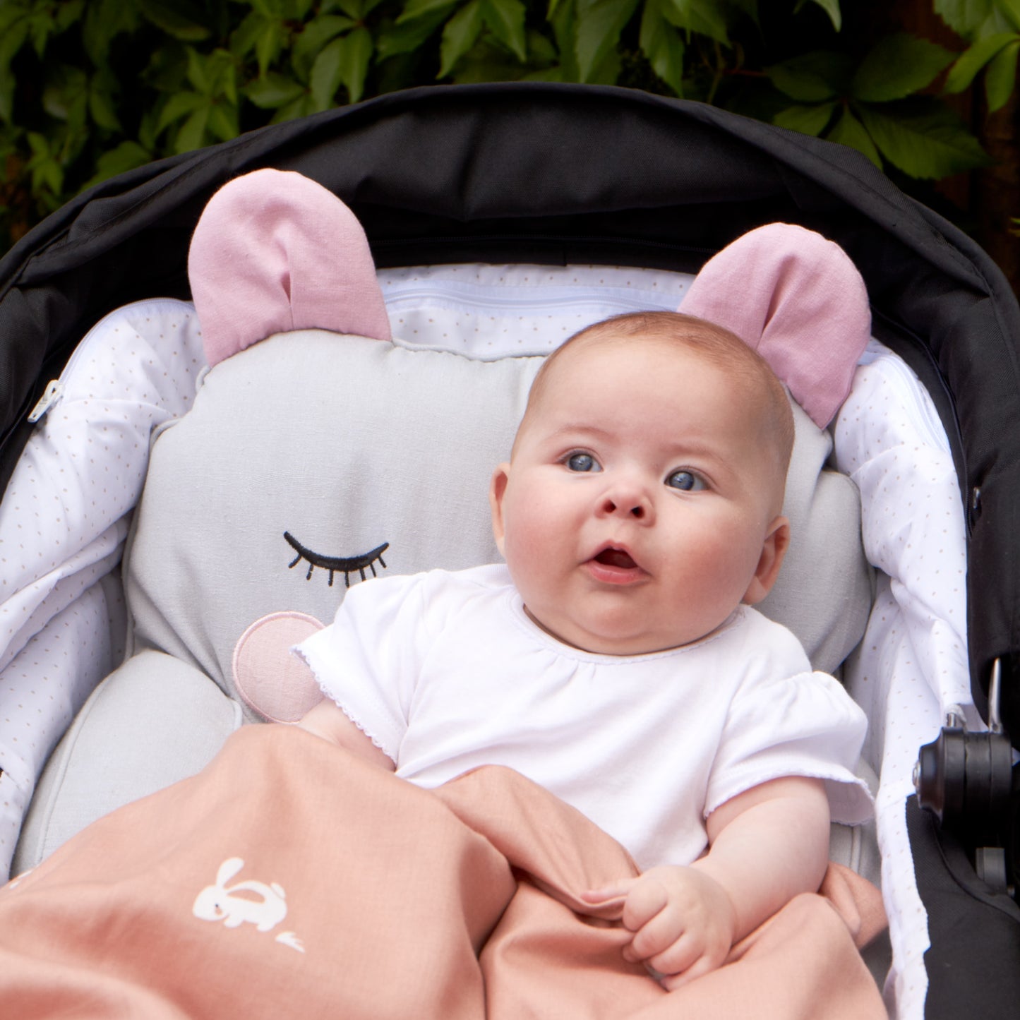 Månadsbox med nya leksaker, bitringar och babyprodukter. innehåller barnvagnskudde för 4 månader