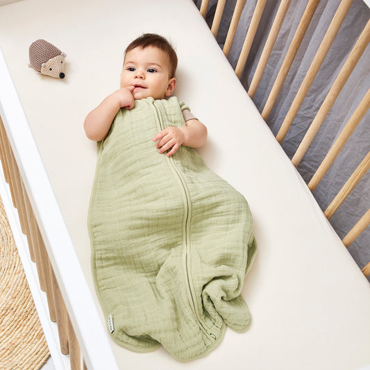 Grön sovpåse i matchafärgad muslin för trygg och sval babysömn