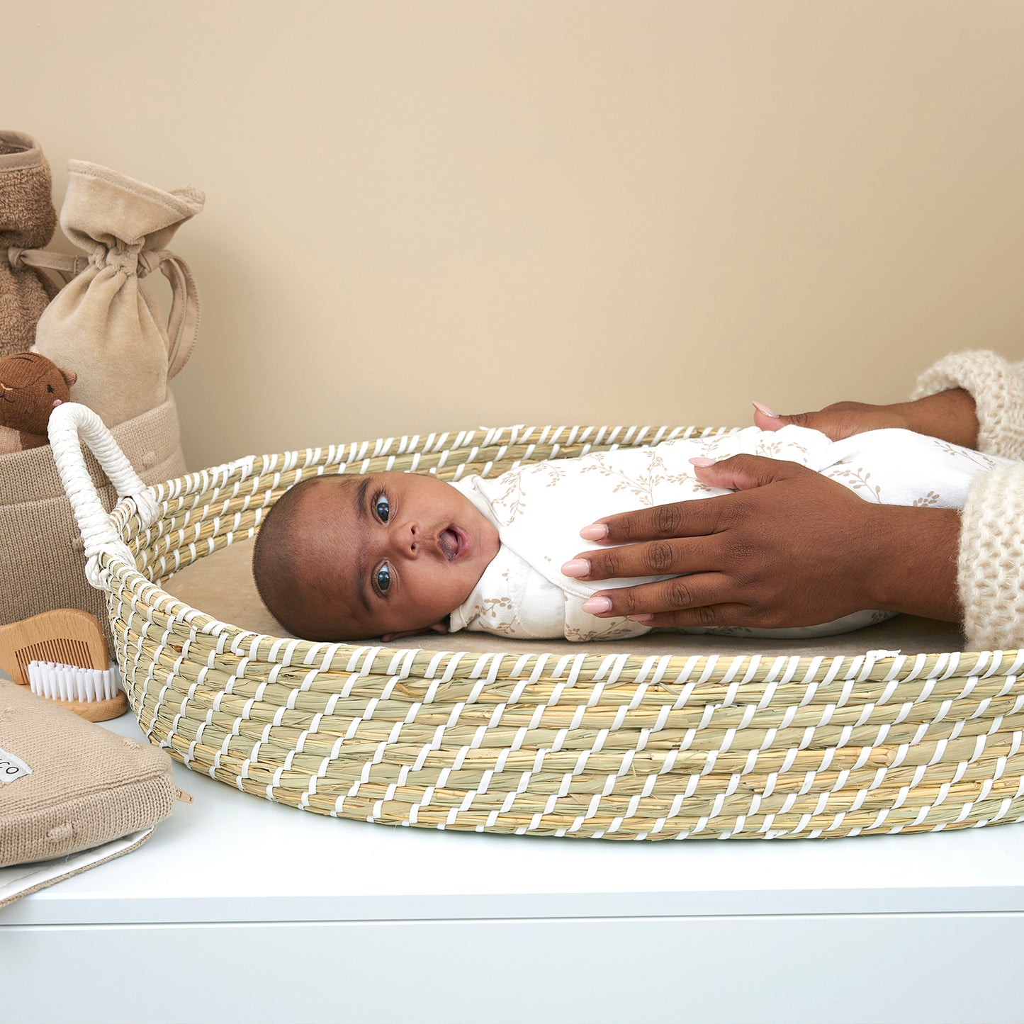 Swaddle filt för baby som har svårt att sova. Bebis ligger omsluten av filten