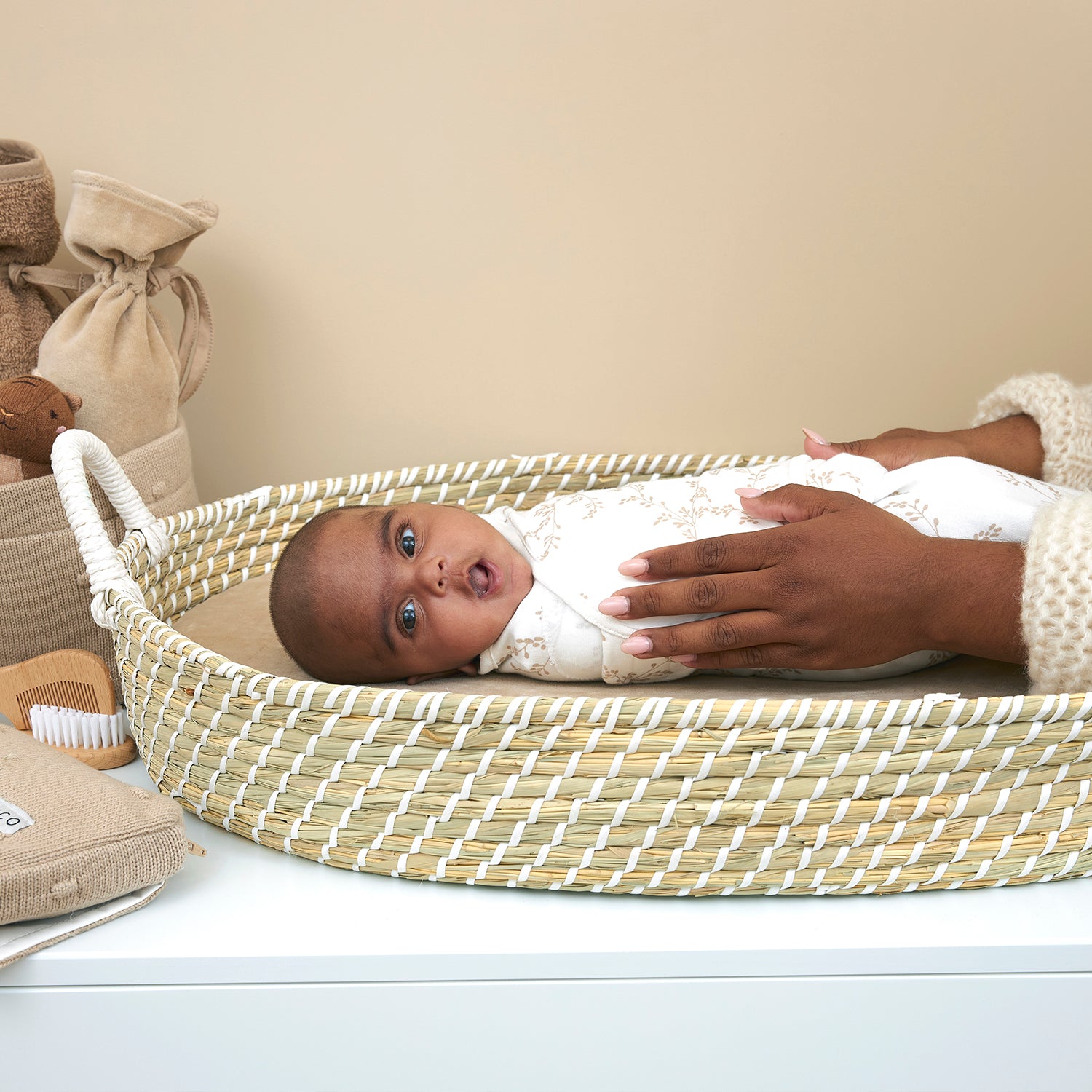 Swaddle filt för baby som har svårt att sova. Bebis ligger omsluten av filten