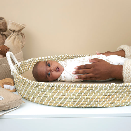 Swaddle filt för baby som har svårt att sova. Bebis ligger omsluten av filten