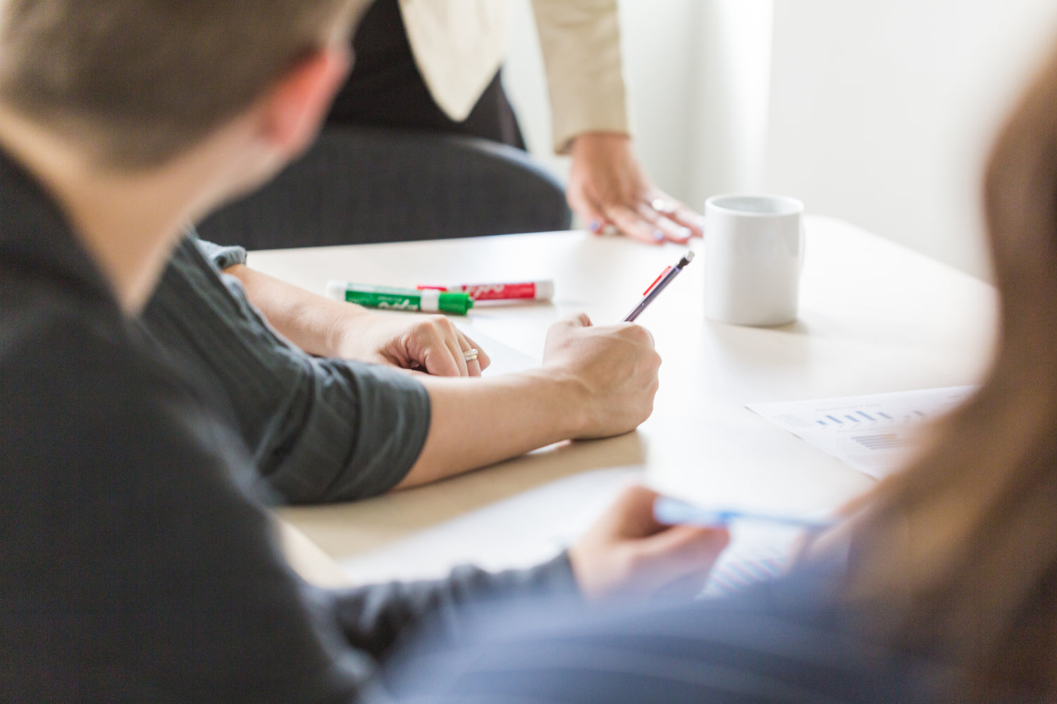 Spädbarnsåldern och förskoleåldern är en viktig period för människans sociala, känslomässiga och kognitiva utveckling. Vi har samlat och läst forskning och studier om detta för att hjälpa, förstå och stötta föräldrar i föräldraskapet!