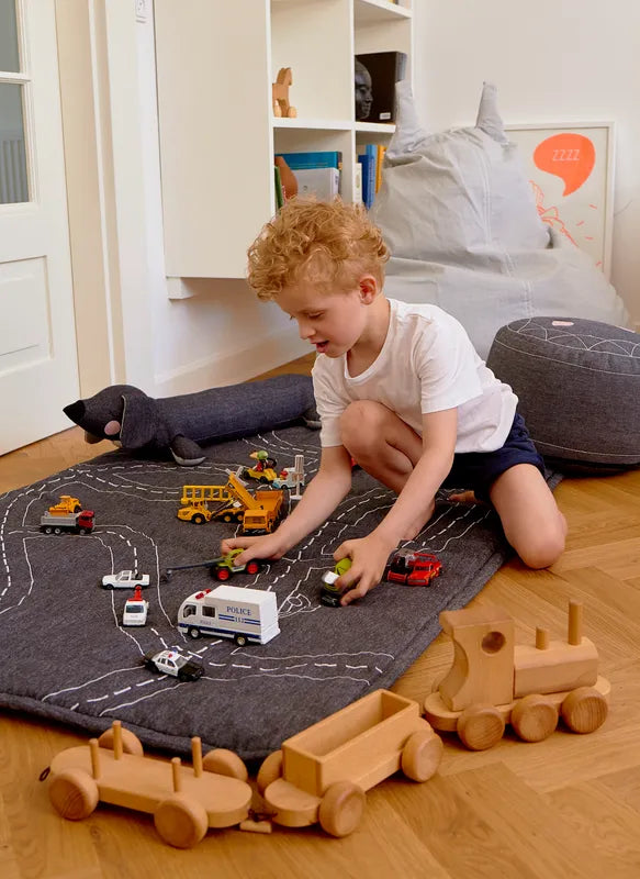 Multifunktionell babyfilt som fungerar som täcke, lekmatta och bilbana – perfekt för lek och vila